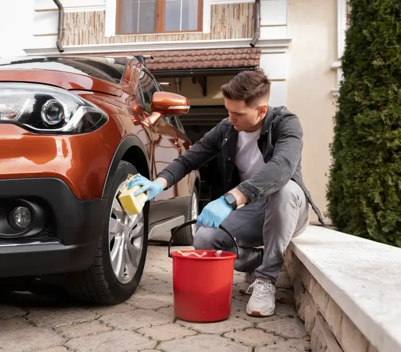 Lavage auto à domicile Pia : professionnel intervenant sur un véhicule